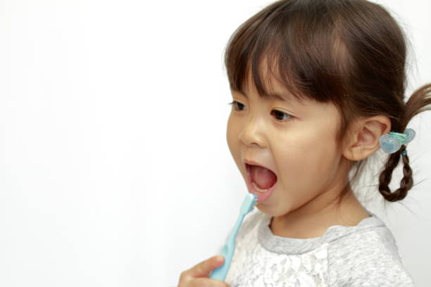istock Japanese girl brushing her teeth (4 years old) 1137933898