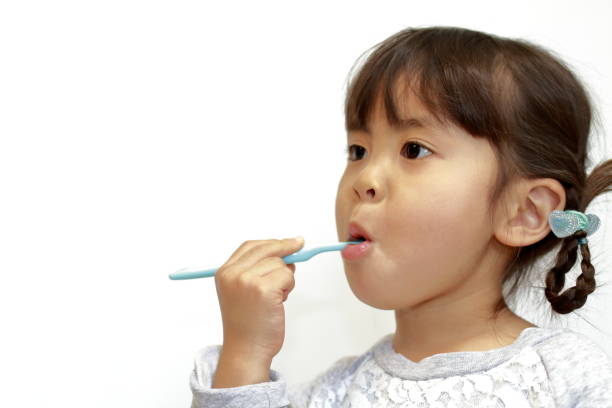 istock Japanese girl brushing her teeth (4 years old) 1137933909