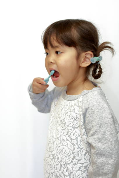 istock Japanese girl brushing her teeth (4 years old) 1137933935
