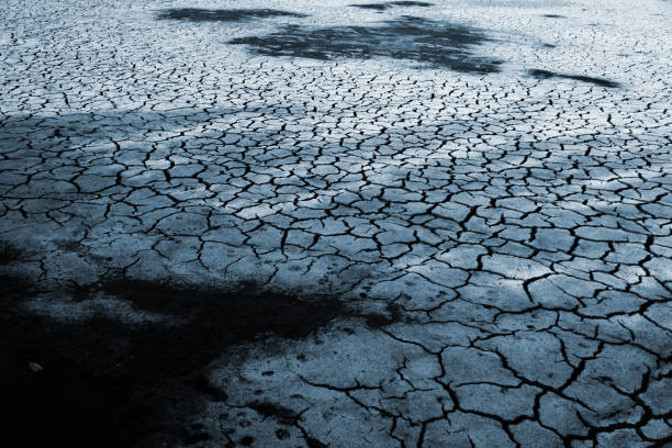 solo rachado - global warming cracked dirt earth - fotografias e filmes do acervo
