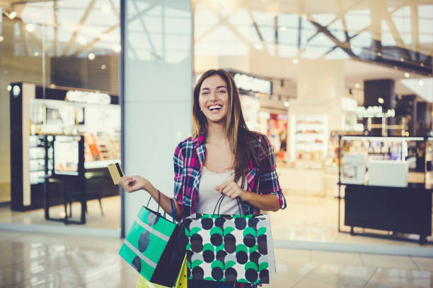 счастливая женщина в торговом центре - credit card paying boutique young women стоковые фото и изображения