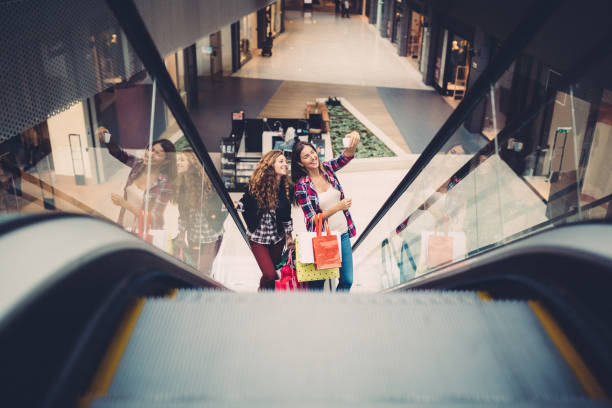 ragazze che si fanno selfie nel centro commerciale - shopping mall retail shopping sale foto e immagini stock