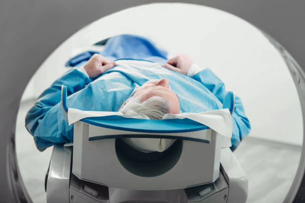 paziente anziano a un esame di tomografia computerizzata - pet foto e immagini stock