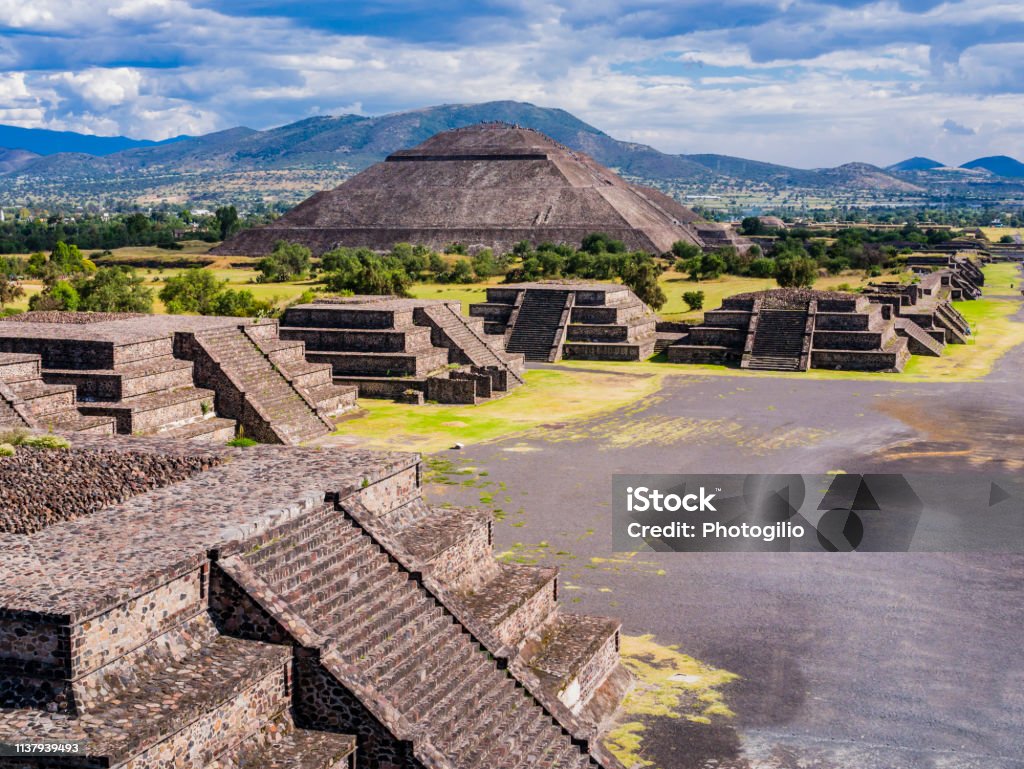 Stunning view of Teotihuacan Pyramids and Avenue of the Dead, Mexico View of the Avenue of the Dead and the Pyramid of the Sun from the Pyramid of the Moon, Teotihuacan, Mexico Teotihuacan Stock Photo