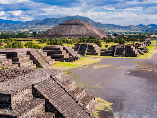 stunning view of teotihuacan pyramids and avenue of the dead, mexico - mayan pyramids imagens e fotografias de stock