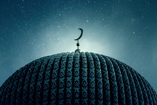 Cúpula de una antigua mezquita en la noche con estrellas en el cielo photo