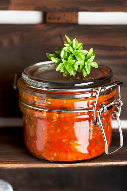 salsa de tomate, casero salsa de tomate enlatada, comida para desayunar, salsas de tomate - preserves pickle jar relish fotografías e imágenes de stock
