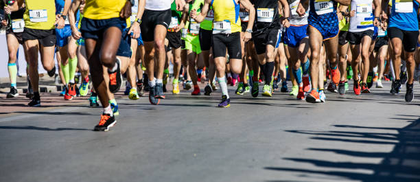 마라톤 달리기 - marathon running jogging group of people 뉴스 사진 이미지