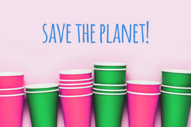 pila di tazze di carta su sfondo rosa. - disposable cup cup stack blue foto e immagini stock