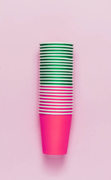 분홍색 바탕에 종이 컵의 타워 스택. - disposable cup cup stack blue 뉴스 사진 이미지