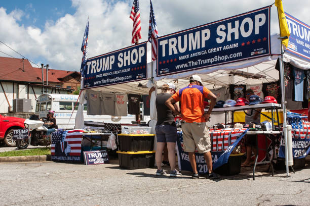 couple looks over merchandise at popup trump shop in georgia - donald trump presidente dos estados unidos imagens e fotografias de stock