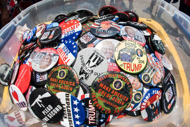 container of donald trump campaign buttons at outdoor popup market - republican president imagens e fotografias de stock