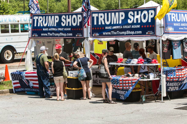 people shop for merchandise at outdoor donald trump popup store - donald trump presidente dos estados unidos imagens e fotografias de stock