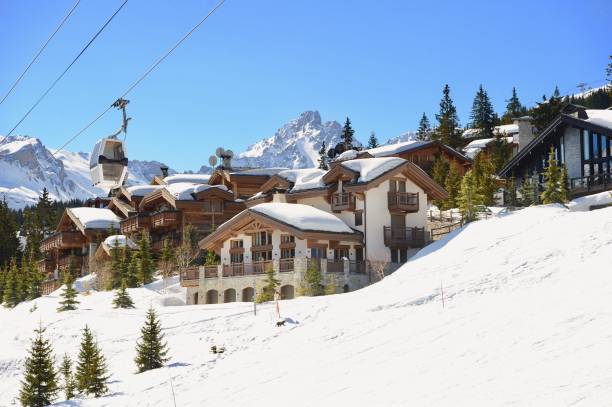 la estación de esquí ofrece vistas al telecabina y chalets - snowboard non urban scene woods snowboarding fotografías e imágenes de stock