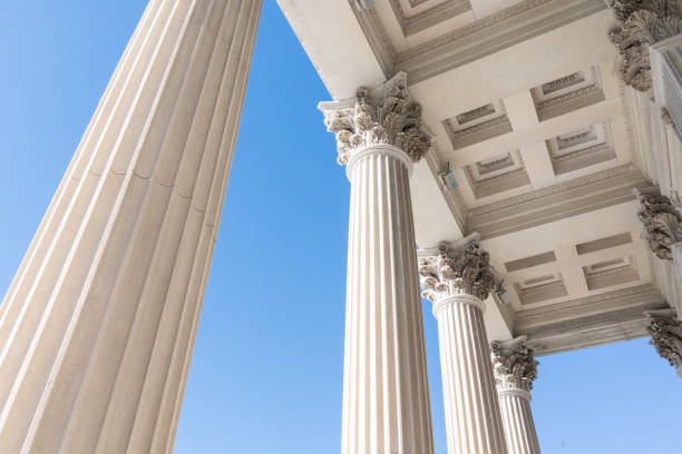 греческие архитектурные колонны - corinthian courthouse column legal system стоковые фото и изображения