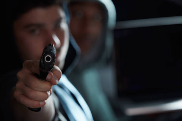 non ti muovere! - thief crime gun hostage foto e immagini stock