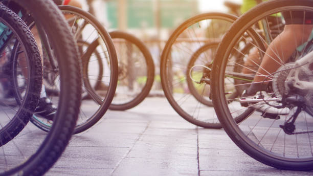 サイクリングレース, 車無料グリーンデイバイキング抽象的な - cycling bicycle healthy lifestyle green ストックフォトと画像