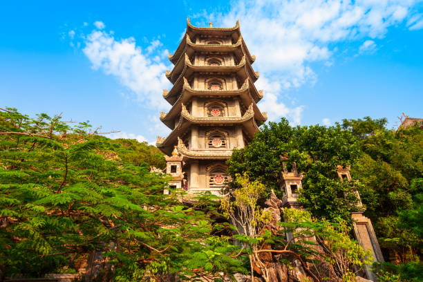 pagoda en las montañas de mármol, danang - nuoc fotografías e imágenes de stock