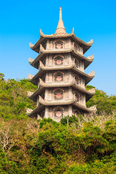 pagoda en las montañas de mármol, danang - nuoc fotografías e imágenes de stock