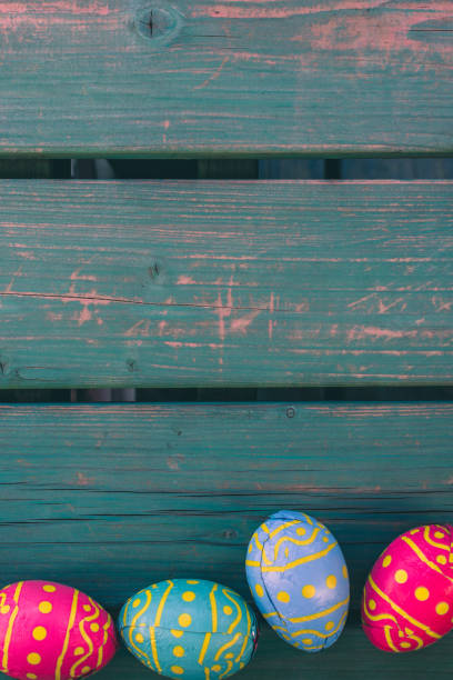 istock Choclate eggs, green bench, Paasdecoratie, paas eitjes, Easter background 1137990166