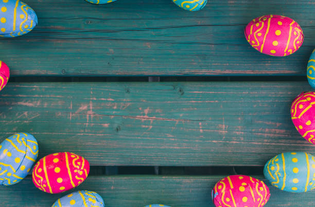 istock Choclate eggs, green bench, Paasdecoratie, paas eitjes, Easter background 1137990240