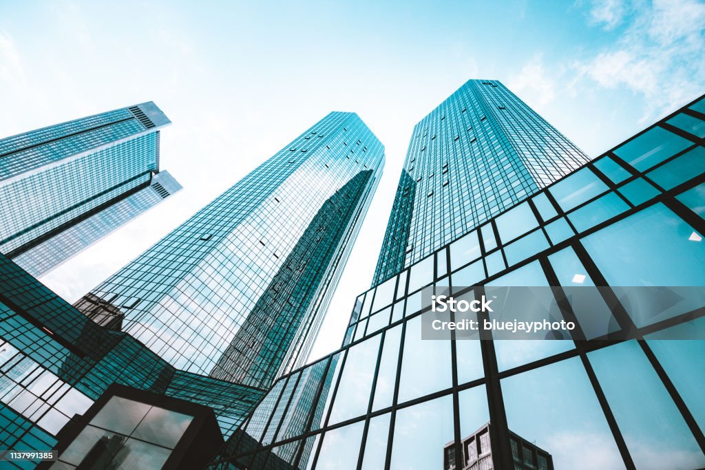 Современные небоскребы в деловом районе - Стоковые фото Внешний вид здания роялти-фри