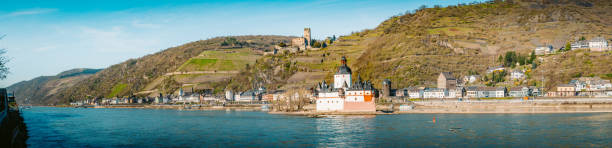 kaub im rheintal, rheinland-pfalz, deutschland - rheinfels stock-fotos und bilder