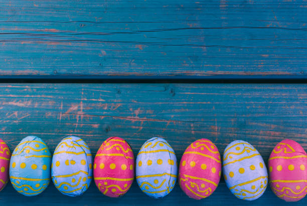 istock Easter choclate eggs, blue wooden bench, Paasdecoratie, paas eitjes, easter background 1137991476