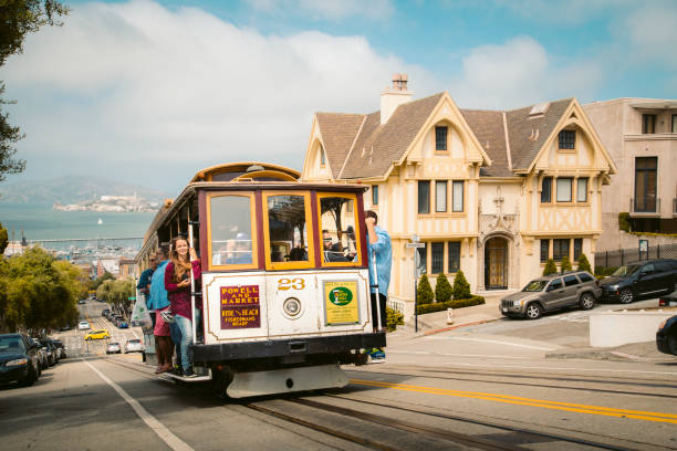 seilbahn in san francisco klettern auf den berg, kalifornien, usa - hyde street stock-fotos und bilder