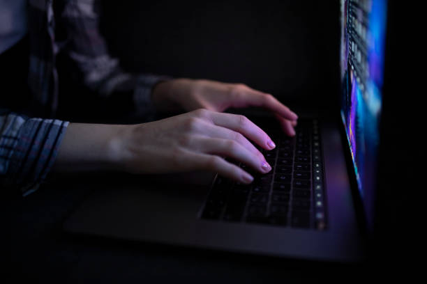 mani con laptop di notte premendo il pulsante - women typing human hand computer key foto e immagini stock