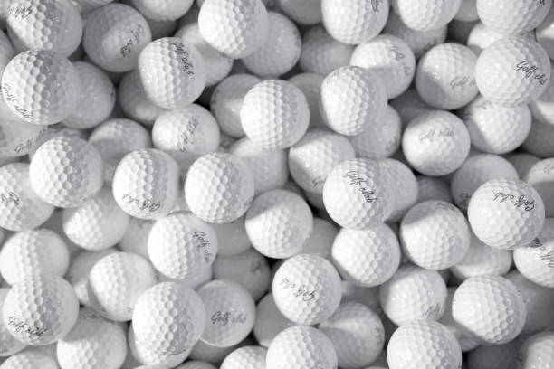 montón de pelotas de golf. concepto 3d. - golf abstract ball sport fotografías e imágenes de stock