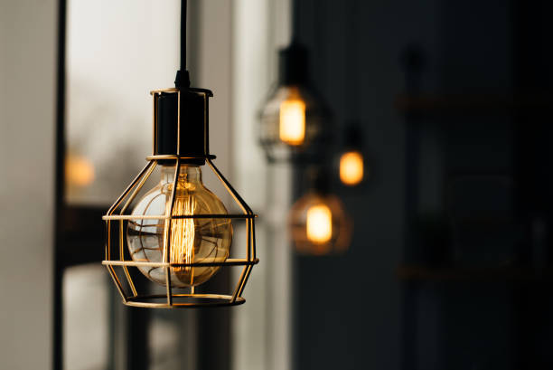 las bombillas brillantes en el estilo del desván - lámpara eléctrica fotografías e imágenes de stock
