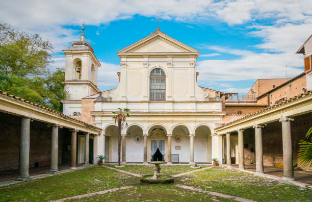 cortile della basilica di san clemente al laterano a roma. - catacomb foto e immagini stock