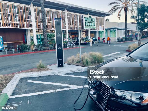 Electric Car Audi Cargando En El Estacionamiento De Whole Foods Market En Venice California Foto de stock y más banco de imágenes de Carga