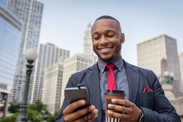 istock Downtown Chicago Smiling Business On Mobile Phone 1138010147