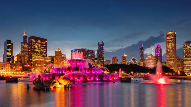 panorama buckingham fountain grant park chicago e skyline - chicago fountain skyline night foto e immagini stock