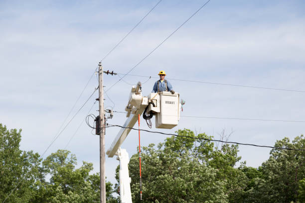 utilidad eléctrica lineman trabajando - maintenance engineer fuel and power generation cherry picker electricity fotografías e imágenes de stock