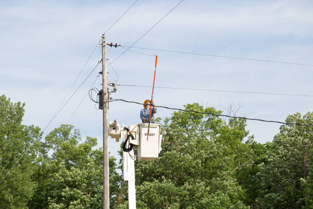 lavorazione di linee elettriche - maintenance engineer fuel and power generation cherry picker electricity foto e immagini stock