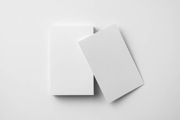 มุมมองด้านบนของนามบัตร 2 ใบแยกเป็นสีขาว - นามบัตร เอกสารการจ้างงาน ภาพประกอบ ภาพสต็อก ภาพถ่ายและรูปภาพปลอดค่าลิขสิทธิ์