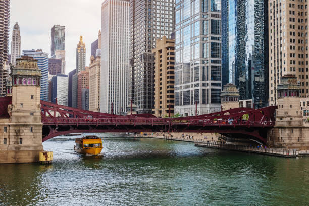 istock Chicago River Tourist Tourboat between Downtown Skyscrapers 1138016525