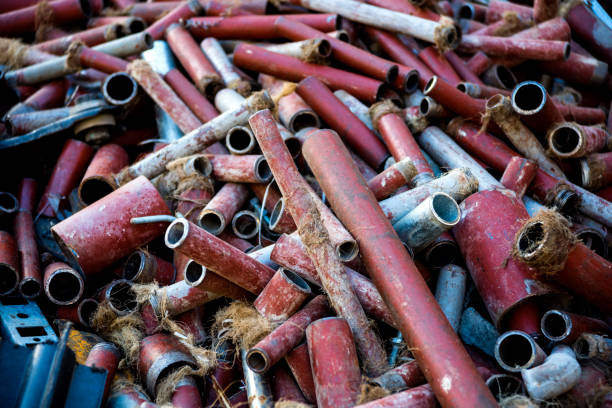 pilhas do metal de sucata oxidado; reciclagem e conservação ambiental - tube messy dirty stack - fotografias e filmes do acervo