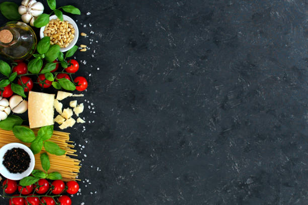 пищевой фон с традиционными ингредиентами средиземноморской кухни на каменном фоне. - pesto sauce italian culture pine nut photography стоковые фото и изображения