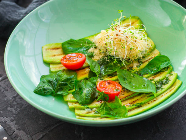 zucchine grigliate con pomodoro e crema di formaggio, salsa, aglio e microgreen (spuntino caldo per insalata). sfondo alimentare. spazio di copia - grilled outdoors zucchini balsamic vinegar foto e immagini stock