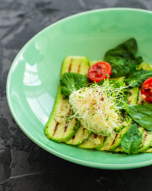 zucchine grigliate con pomodoro e crema di formaggio, salsa, aglio e microgreen (spuntino caldo per insalata). sfondo alimentare. spazio di copia - grilled outdoors zucchini balsamic vinegar foto e immagini stock