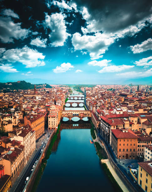 veduta aerea del ponte vecchio a firenze - renaissance florence italy piazza duomo italy foto e immagini stock