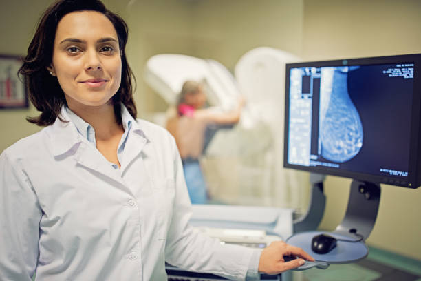 il medico sta lavorando con lo scanner a raggi x mammografico in ospedale - mri scanner cat scan x ray medical scan foto e immagini stock