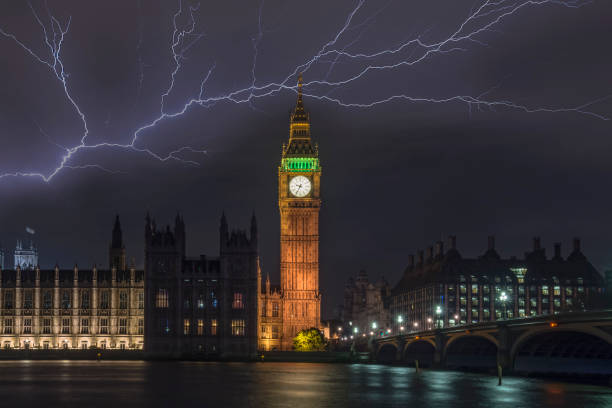 noche con tormenta y relámpagos. clima pesado sobre londres y reino unido. podría ser causada por la naturaleza del reino unido o brexit. - london england thames river storm rain fotografías e imágenes de stock