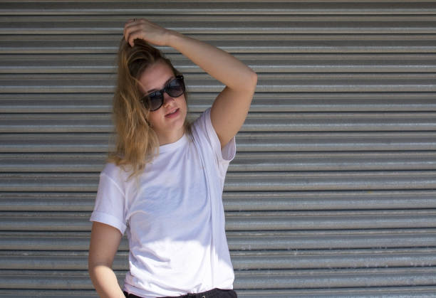 jeune femme blonde habillée sportive décontractée avec des lunettes de soleil - 6139 photos et images de collection