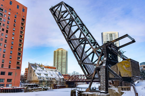 el puente ferroviario kinzie street, levantado sobre el río congelado de chicago - kinzie street railroad bridge fotografías e imágenes de stock