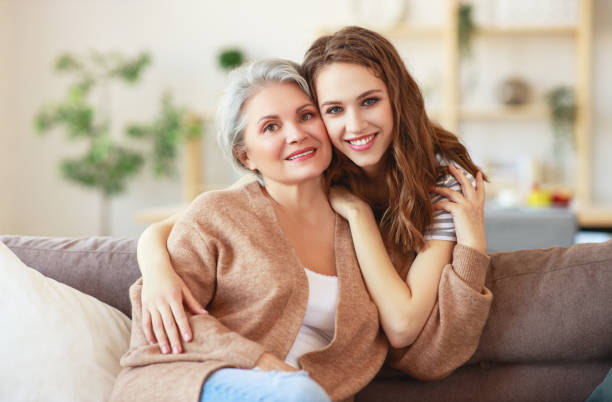 familia feliz dos generaciones madre vieja y hija adulta - grandmother granddaughter senior adult teenager fotografías e imágenes de stock